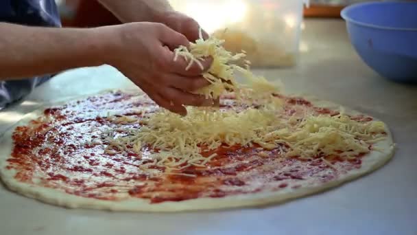 Pizzabäcker Der Einer Gewerblichen Küche Pizza Zubereitet Pizzabäcker Der Einer — Stockvideo