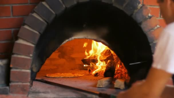 Pizza Bakning Trä Eldas Ugnen Kocken Att Göra Pizza Kommersiella — Stockvideo