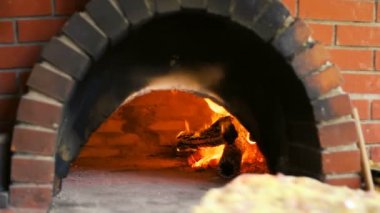 Şef yapımı Pizza Fırın Burning ahşap. Geleneksel ahşap yanan bir restoranda pizza-ekmek fırınında pişmiş pizza.