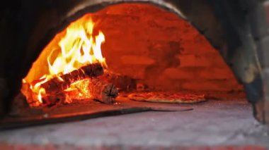 Yanan sıcak ormanda pişirme pizza fırın ateş. Ticari mutfakta pizza yapma Şef. Pizzacı. Gıda hazırlama.