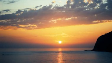 Günbatımı okyanus panoramik manzaralı. Denizde yansıtan güneş. Yaz deniz manzara.