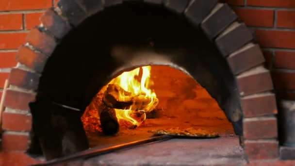 Γκουρμέ Πίτσα Ξύλο Καύση Πίτσα Φούρνο Φλοιό Σεφ Κάνει Πίτσα — Αρχείο Βίντεο