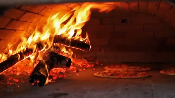 Μέσα Μια Φλεγόμενη Ξύλο Απολύομαι Pizza Φούρνος Πίτσα Που Ψήνεται — Αρχείο Βίντεο