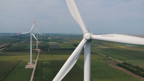 Nahaufnahme Einer Riesigen Windkraftanlage Die Sich Bei Starkem Wind Dreht — Stockvideo