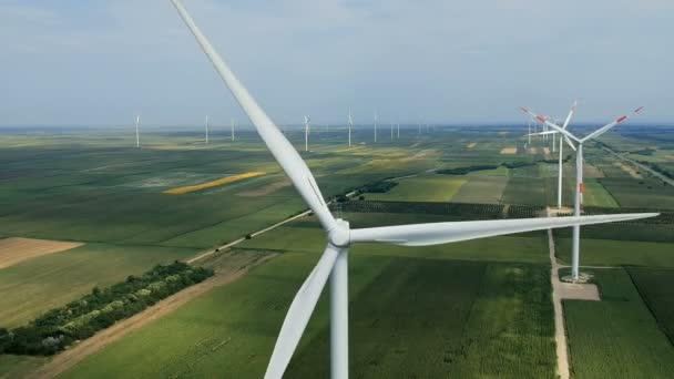 Luchtfoto Van Gigantische Windturbine Sterke Wind Draaien Windturbine Een Windpark — Stockvideo