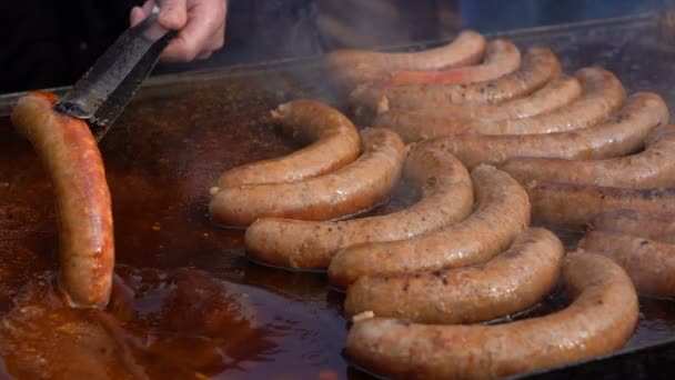 Street Food Kochen Auf Großer Pfanne Freien Leckere Würstchen Auf — Stockvideo