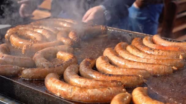 Saucisses Savoureuses Sur Une Grande Plaque Chauffante Commerciale Mouvement Lent — Video