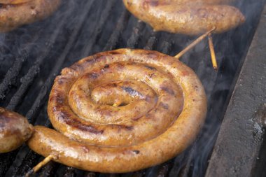 Barbekü ızgara sosis. Bir Barbekü yanıyor sıcak kömürlerin üzerinde yemek iştah açıcı Barbekü sosis görünümü kapatın.