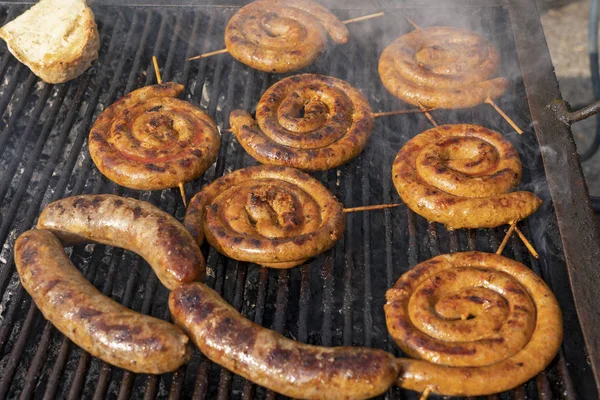 Domuz Eti Dana Sosis Mangal Üzerinde Sıcak Kömürlerin Üzerinde Yemek — Stok fotoğraf