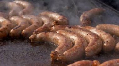 Sokak gıda yemek - sosis üzerinde büyük kızartma Pan Açık mutfakta yemek iştah açıcı Barbekü sosis. Büyük ticari kalbur ocağın üzerinde lezzetli sosis.