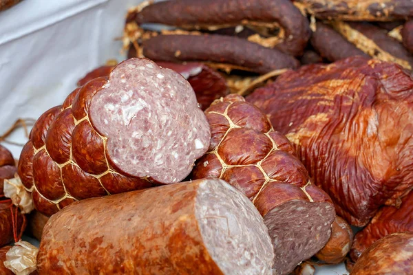 Carne Ahumada Embutidos Venta Mercado Soporte Comida Con Carne Fría —  Fotos de Stock