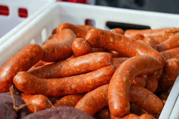 Heerlijke Worsten Blootgesteld Koop Markt Voedsel Staan Verse Worst Stapel — Stockfoto