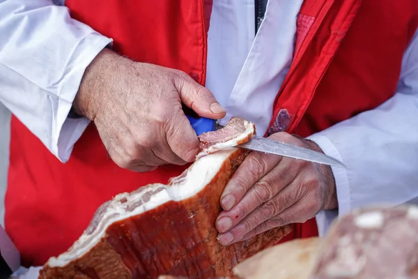 Mãos Carniceiro Cortar Bacon Fumado Bacon Defumado Pedaço Cortado Com — Fotografia de Stock