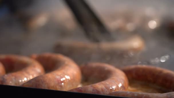 Vendedor Ambulante Cocinando Salchichas Puesto Comida Chef Cocinando Salchichas Cocina — Vídeo de stock