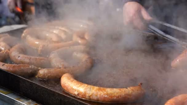 Street Vendor Cooking Pork Beef Salsichas Food Stand Enchidos Saborosos — Vídeo de Stock