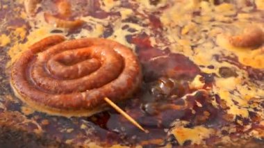 Sokak gıda büyük kızartma tavası açık yemek. Yemek ve sosis satan sokak gıda Market satıcıları.