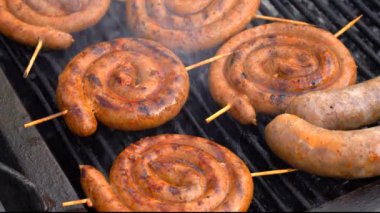 Sokak satıcısı satış ızgara tavuk ve domuz sosisi. Barbekü Izgara lezzetli sosis ızgara. 