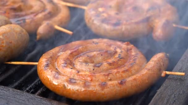 Grillage Saucisses Savoureuses Sur Barbecue Grill Vendeur Rue Vendant Poulet — Video