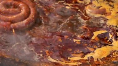 Yemek ve sosis satan sokak gıda Market satıcıları. Sokak gıda büyük kızartma tavası açık yemek. Yavaş yemek sokak Fast Food.