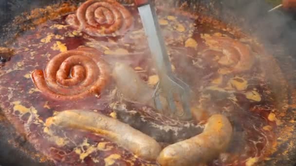 烹饪街快餐慢动作 街头食品市场供应商烹饪和销售香肠 — 图库视频影像