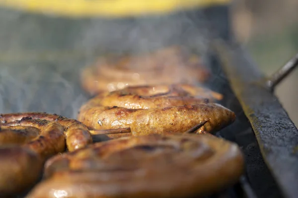 Cozinhar Deliciosas Salsichas Carne Suculenta Grelha Salsichas Churrasco Apetitosas Cozinhando — Fotografia de Stock