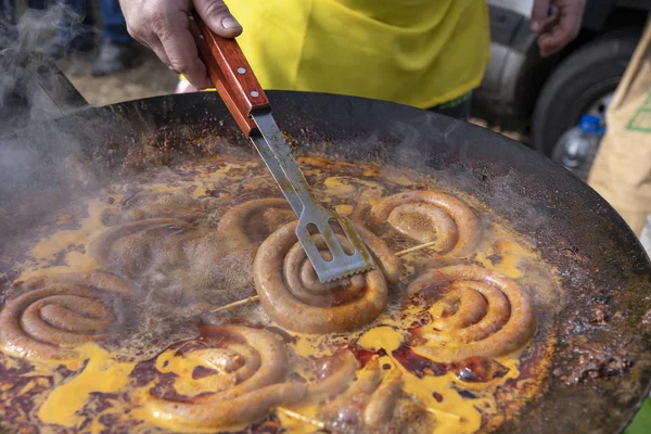 Venditore Street Food Cucinare Vendere Salsicce Pinze Mano Tenendo Salsicce — Foto Stock