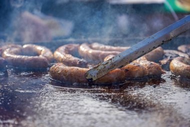Sosis Barbekü Maşa ile dönüm sokak gıda satıcı