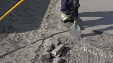 İnşaat yol Jack çekiç ile çalışır. Bir işçi matkap yol yapımı sırasında çalışır..