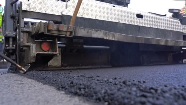 Werknemer Die Asfalt Bestrating Machine Tijdens Aanleg Van Wegen Tarmac — Stockvideo