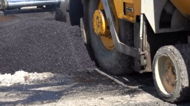 Taze asfalt yol yapımı sırasında döşeme makinaları. Asfalt yol inşaat alanında makine döşeme.