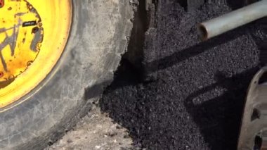 Asfalt Parke - yeni yol yapımı. Asfalt yol inşaat alanında makine döşeme.