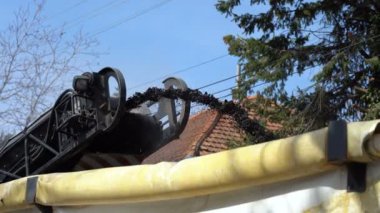 Soğuk planya makinesi yükleme öğütülmüş asfalt damperli kamyon. Frezeleme makine boşaltma asfalt yol asfalt Kamyonun içine pudra. Asfalt-Freze, taşlama ve kaldırma.