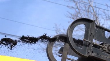 Yavaş hareket makine boşaltma freze yol Asfalt asfalt pudra. Freze Makinası yol eski asfalt kaldırır. Asfalt-Freze, taşlama ve kaldırma. Soğuk planya makinesi yükleme öğütülmüş asfalt damperli kamyon.