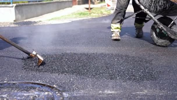 Road Construction Worker Använder Asfalt Lute Slow Motion Arbetaren Utjämning — Stockvideo