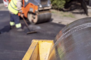 Buharlı silindir ve yol inşaat işçileri yol inşaat sahasında