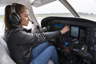 Kokpit kulaklık Ile çekici genç kadın pilot portresi
