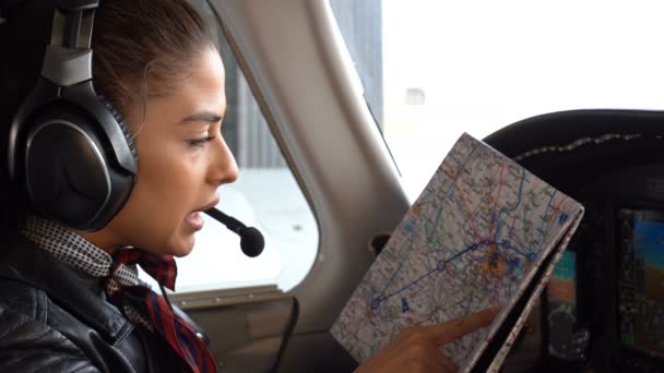 Hermosa Mujer Joven Piloto Que Habla Través Del Dispositivo Comunicación — Vídeo de stock