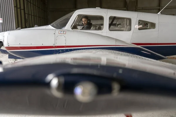 Kokpitte Kulaklıklı Uçak ve Kadın Pilotun Dış Görünümü — Stok fotoğraf