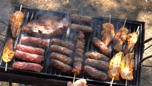 Pečené Kuře Hovězí Vepřové Maso Dřevěném Grilu Pomalý Pohyb Venkovní — Stock video