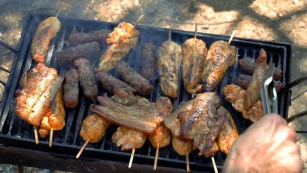 Mano Usando Pinzas Cocina Para Asar Carne Parrilla Barbacoa Slow — Vídeos de Stock