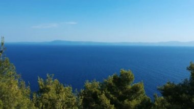 Çam Ormanı ve Derin Mavi Deniz Suyu ile Akdeniz Manzara. Drone Mesafe Açık Mavi Deniz ve Dağ doğru Çam Ağaçları Üzerinde Uçan. Mavi Su Sahil Şeridi havadan görünümü.