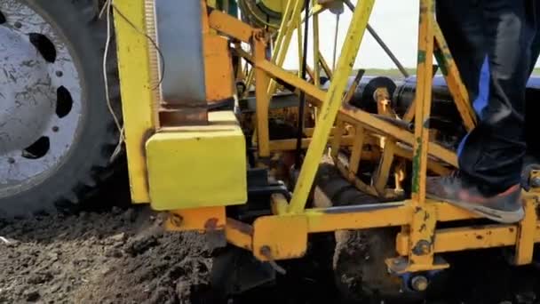 Plastic Mulch Bed Leggen Voor Plantaardige Productie Slow Motion Tractor — Stockvideo