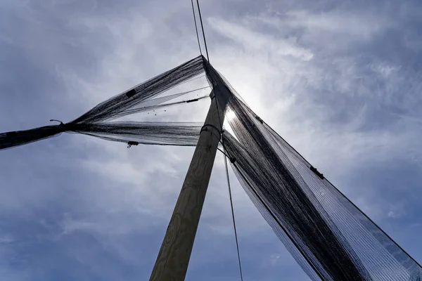 Hagelschutznetz gegen Sonne und blauen Himmel mit Wolken — Stockfoto