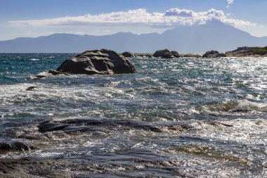Rocky Seashore ile Dramatik Kaynama Okyanusu