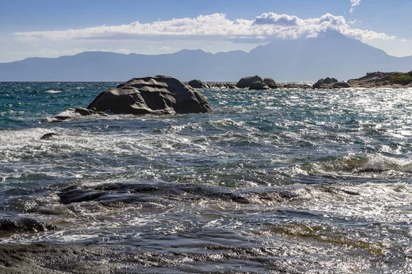 Rocky Seashore ile Dramatik Kaynama Okyanusu