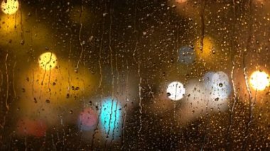 Bir Rainstorm Night City - Bir Apartman Penceresinden Görüntüleyin. Yağmur Yağışı Fırtına sırasında Night City Street Karşı Cam Pencere üzerinde. Yağmurlu Bir Gecede Şehir Işıkları ve Trafik.