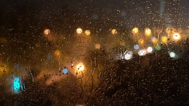 Stadt Durch Regnerisches Fenster Der Nacht Regentropfen Auf Glasscheibe Gegen — Stockvideo