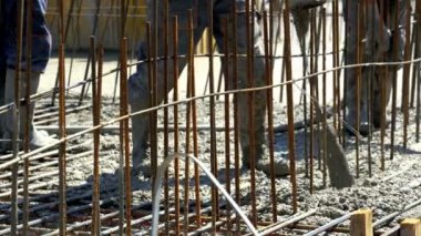 Bina İnşaat İşçisi Pompa Borusu ile Beton Dökme. Şantiye binalarının Ticari Konkret Katları Sırasında Beton Dökümü.
