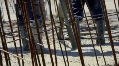  Konkret asyon Kalıp Çimento Karıştırıcı dan Beton Mix Dökme. İnşaat sahasındaki Binaların Ticari Konkret katları sırasında beton dökümü. Pompa Borusu ile Beton Dökme İşçisi. 