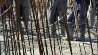 Şantiyede İnşaat İşçileri Tarafından Yapılan İşin İnşası. Şantiye binalarının Ticari Konkret Katları Sırasında Beton Dökümü.